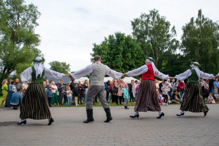 ielīgošanas pasākums "Sit, Jānīti, vara bungas"